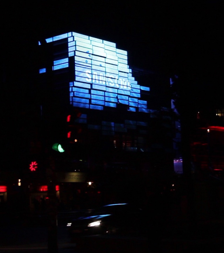Samsung Fassaden-Mapping – Projection Mapping auf einer Gebäudefassade von mbnt