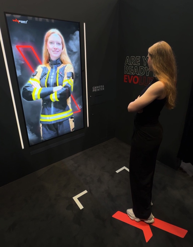 TEXPORT Virtual Try-on an der INTERSCHUTZ: Besucher testet Feuerschutzkleidung per KI in Echtzeit