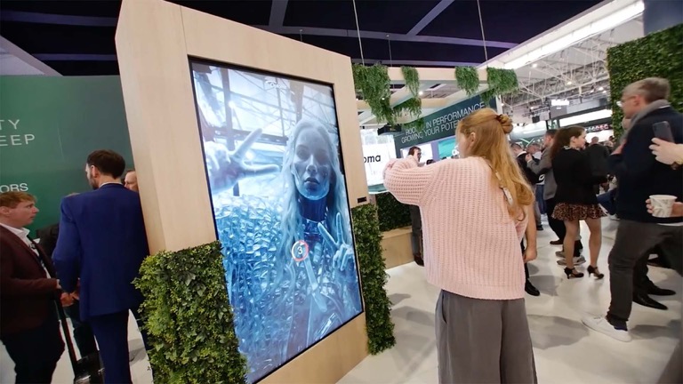 Interaktiver AI Mirror für Optoma auf der ISE Barcelona – Echtzeit-KI-Installation von mbnt